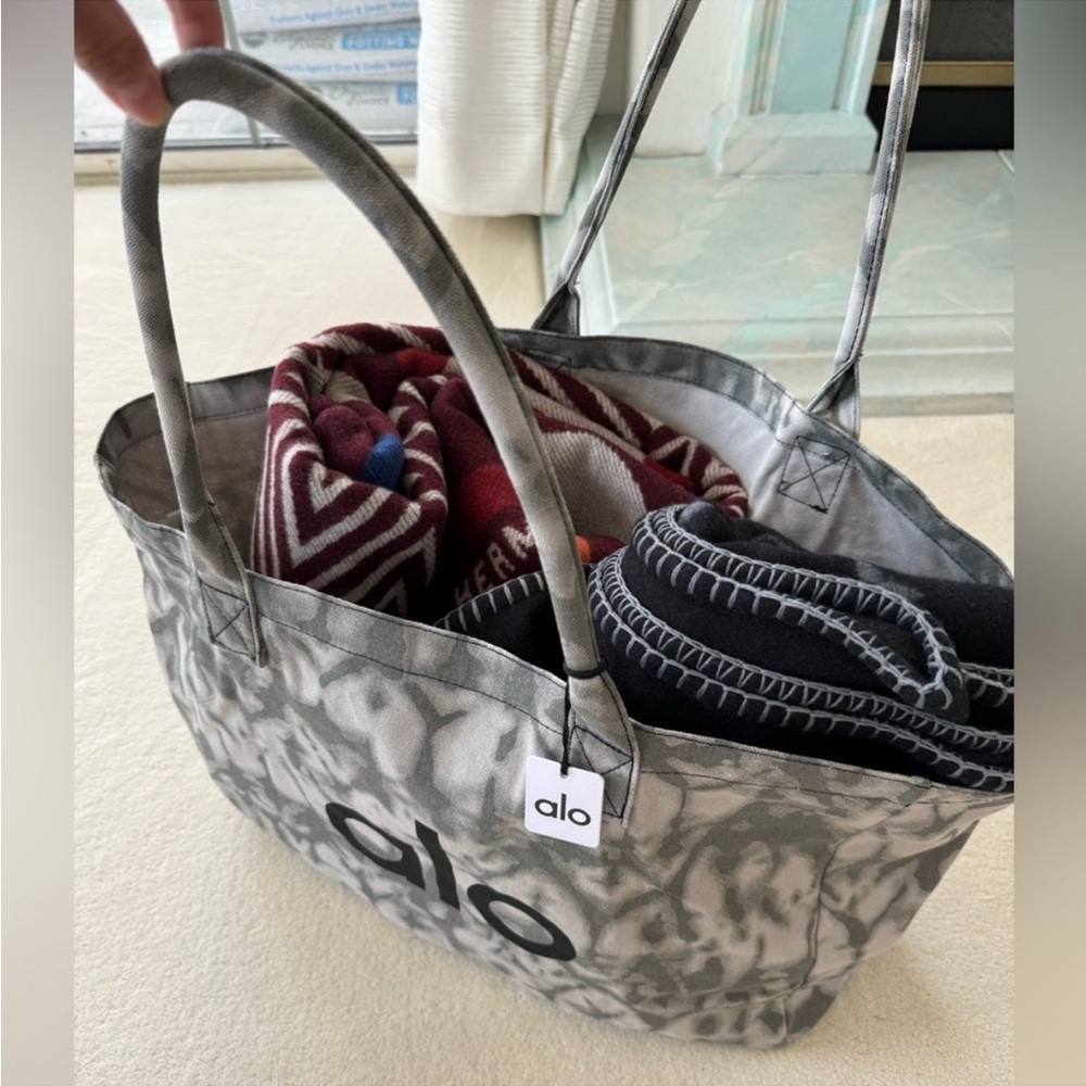ALO Yoga Black and Gray Tie-Dye Tote Bag - Picture 2 of 4